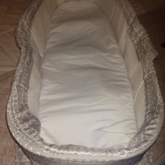 EUC portable bassinet - Picture 1 of 8